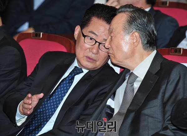 ▲ 새정치민주연합 권노갑 상임고문과 박지원 전 원내대표가 14일 오후 의원회관에서 열린 송영길 전 인천광역시장의 출판기념회에 참석해 긴밀한 대화를 나누고 있다. ⓒ뉴데일리 이종현 기자