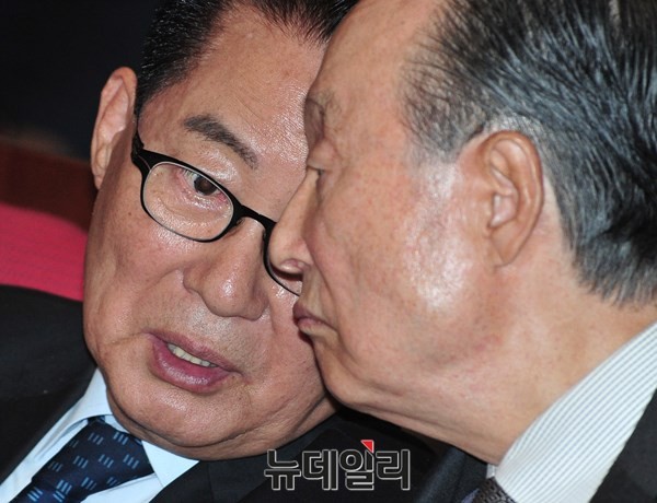 ▲ 새정치민주연합 권노갑 상임고문과 박지원 전 원내대표가 14일 오후 의원회관에서 열린 송영길 전 인천광역시장의 출판기념회에 참석해 긴밀한 대화를 나누고 있다. ⓒ뉴데일리 이종현 기자