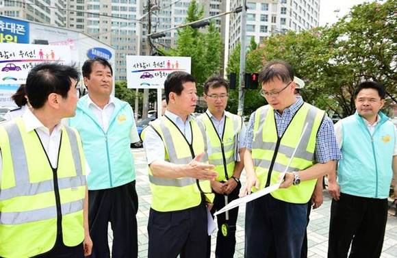 ▲ 교통안전공단 오영태 이사장(왼쪽에서 3번째)이 지난 8월 말 부산 범일교차로에서 교통사고 줄이기 현장점검을 살피고 있다.ⓒ교통안전공단