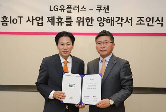 ▲ LG유플러스 류창수 홈솔루션사업담당(오른쪽)과 쿠첸 이재성 사업부장.ⓒLG유플러스