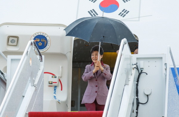 ▲ 박근혜 대통령이 14일 오후(현지시간) 미국 워싱턴에 도착, 전용기에서 내려오고 있다. ⓒ청와대 제공