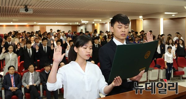 ▲ 영진전문대학이 지난 14일 대학 국제세미나실에서 2학기 외국인 유학생 입학식을 개최했다. 사진은 이날 입학식에서 외국인 유학생을 대표해 드엉 티 튀 리엔(경영계열, 베트남 사진왼쪽), 왕칭조우(컴퓨터정보계열)씨가 입학선서를 하는 모습.ⓒ영진전문대 제공