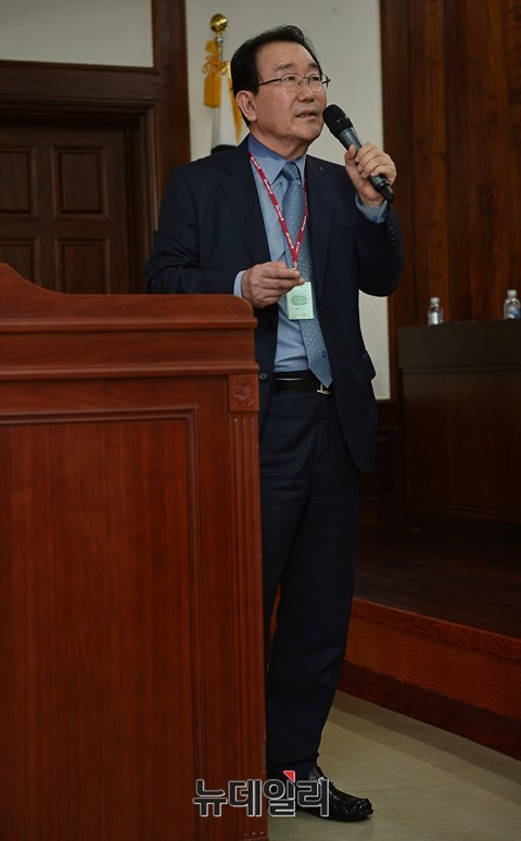 ▲ 주제발표를 하고 있는 장준식 전 서울식약청장. 보건복지부 공무원으로 30여년을 근무했으며 재직중 희귀의약품센터를 창설하기도 했다.ⓒ뉴데일리