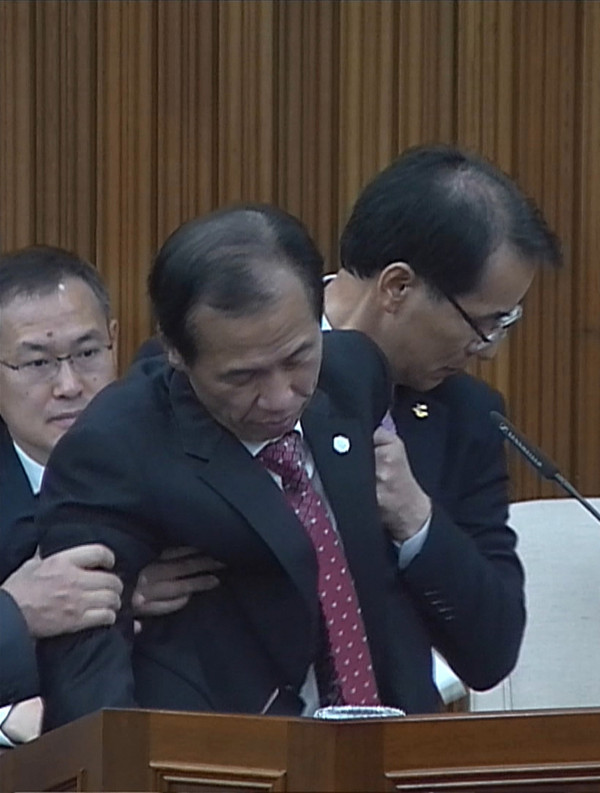 ▲ 최문순 강원도지사가 14일 도의회 도정질의 중 쓰러졌다. ⓒ뉴시스