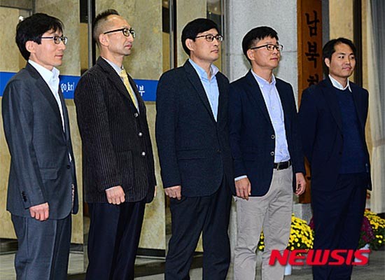 ▲ 오는 20일 금강산에서 열리는 남북 이산가족 상봉 행사의 최종 점검을 위해 떠나는 한국 측 선발대가 남북회담본부 앞에서 포즈를 취했다. ⓒ뉴시스. 무단전재 및 재배포 금지.