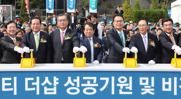 ▲ 15일 포스코건설이 주최한 국내 초고층 랜드마크 엘시티 착공식에서 행사 참석자들이 착공시작을 알리는 레버를 당길 준비를 하고 있다. 좌측부터 이만우, 배덕광 국회의원, 이해동 부산시의회 의장, 황태현 포스코건설 사장, 한홍 새로운교회 목사, 고학봉 포스코건설 前사장, 이수철 엘시티 대표이사 순 ⓒ포스코건설