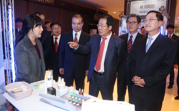 홍준표 경남도지사가 진주 MBC컨벤션에서 열린 2015 미래건강 경남 항노화산업 콘퍼런스에 참석해 항노화 제품에 대한 설명을 듣고 있다 ⓒ뉴데일리