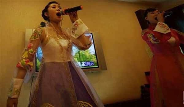 ▲ 북한 당국이 외화벌이라는 명목으로 해외식당으로 내보낸 북한 여성 접대원들. 北 노동당 간부와 신흥 부자들이 이런 젊은 여성들을 '첩'으로 들이기 위해 혈안이 돼 있다고 한다. ⓒ자유북한방송 DB-뉴데일리