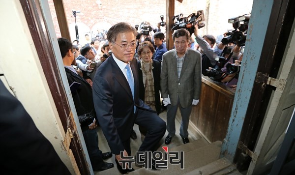 ▲ 사형장에 들어가는 새정치민주연합 문재인 대표. ⓒ뉴데일리 이종현 기자