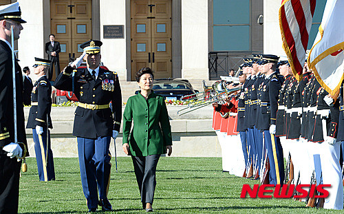 미국 워싱턴을 방문 중인 박근혜 대통령이 15일 오전(현지시간) 미국 국방부인 펜타곤을 방문, 역대 최고 수준의 의장대 사열을 받고 있다. ⓒ뉴시스