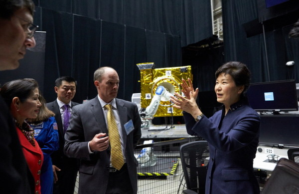 ▲ 박근혜 대통령이 14일 오후(현지시간) 미국 메릴랜드 NASA 고다드 우주센터를 방문, 관계자와 이야기를 나누고 있다. ⓒ청와대 제공