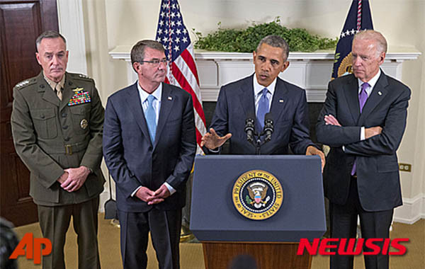 15일(현지시간) 아프가니스탄 주둔 미군철수 연기에 대한 기자회견을 하는 버락 오바마 美대통령과 애쉬턴 카터 국방장관 등 안보 고위관계자들의 모습. ⓒ뉴시스-AP. 무단전재 및 재배포 금지.