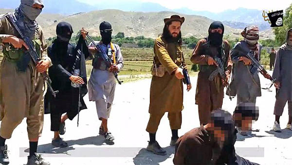 ▲ 친정부 민병대를 잡아 권총으로 공개처형하는 ISIS 동조 탈레반 세력들. ⓒ테러조직 ISIS 홍보영상 캡쳐