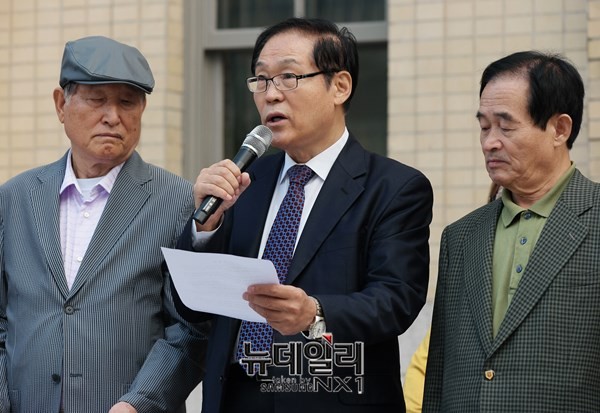 ▲ 이규석 서울중등교장평생동지회 회장이, 한국사교과서 국정 전환 방침 지지 성명을 발표하고 있다. ⓒ 뉴데일리 정상윤 기자