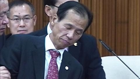 ▲ 최문순 강원도지사가 지난 14일 오후 도정질문 중에 몸을 가누지 못하고 휘청이고 있다.ⓒ뉴데일리