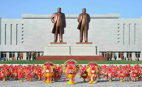 ▲ 김일성-김정일의 동상. ⓒ 북한 노동신문(조선닷컴)