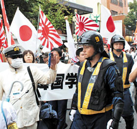 일본 천황 전체주의를 상징하는 욱일승천기. ⓒ 조선닷컴