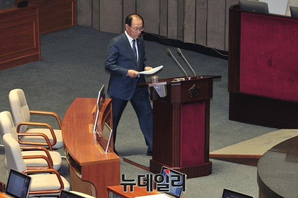 ▲ 황우여 교육부총리가 16일 국회 본회의장에서 대정부질문에 나선 새누리당 윤영석 의원의 지명을 받고 답변을 하기 위해 걸어나가고 있다. ⓒ뉴데일리 이종현 기자