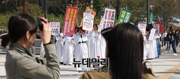 ▲ 상복입은 엄마들 바라보는 학생과 시민 ⓒ뉴데일리 정상윤 기자