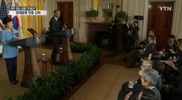 버락 오바마 대통령이 16일(현지시간) 미국 백악관에서 박근혜 대통령과 공동기자회견을 갖고 있다. ⓒYTN 방송화면