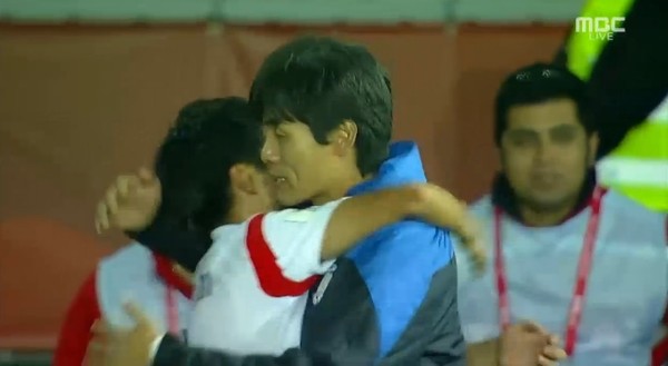 ▲ 한국 장재원이 결승골을 작렬한 이후 최진철감독과 감격의 포옹을 하고 있다ⓒ방송캡쳐