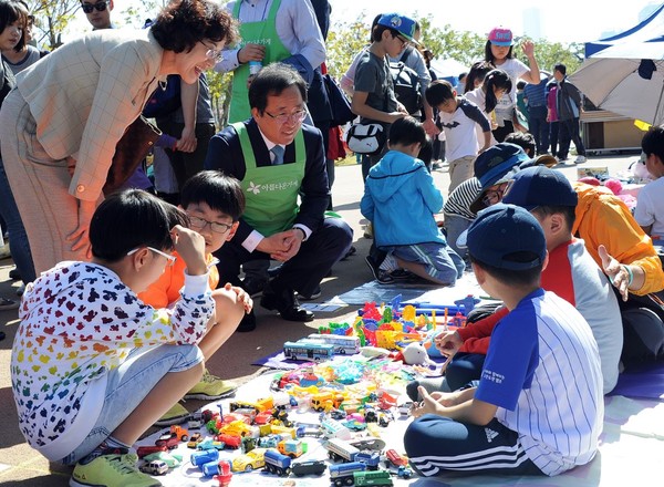 ▲ 부산시민공원 뽀로로도서관 인근에서 열린 '2015 위아자 나눔장터'에 참석한 감석준 교육감이 어린이들과 대화를 나누고있다ⓒ뉴데일리