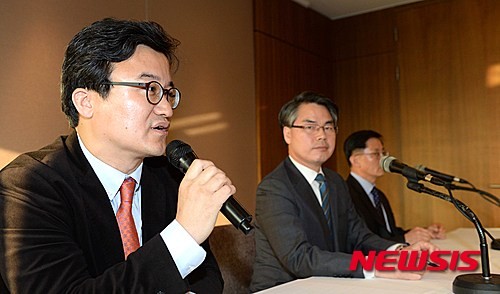 ▲ 올바른 역사교과서를 지지하는 교수 모임이 16일 오후 서울 중구 프레스센터에서 기자회견을 열었다.  (왼쪽부터)양정호 성균관대 교수, 나승일 전 교육부 차관, 김희조 신라대학교 교수. ⓒ뉴시스