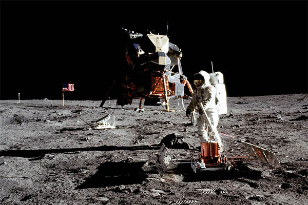 ▲ 1969년 7월 20일 인류 최초로 달에 착륙한 아폴로 11호 탐사선과 우주인. ⓒ美항공우주국(NASA) 홈페이지 공개사진