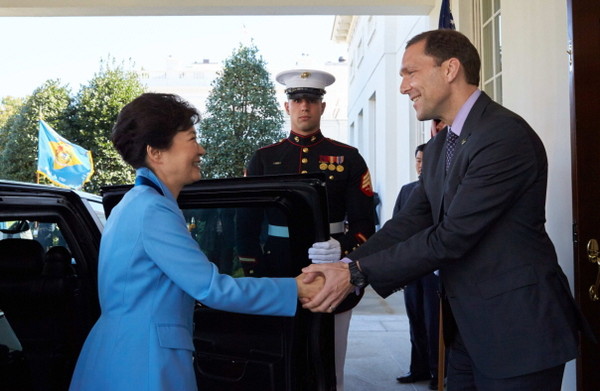 ▲ 박근혜 대통령이 16일(현지시간) 미국 워싱턴 백악관에 도착, 의전장의 안내를 받으며 입장하고 있다. ⓒ청와대 제공