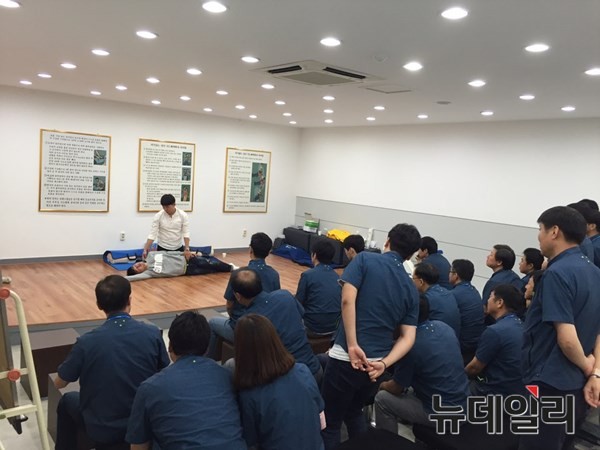 ▲ 응급구조 시범을 보이는 호산대 소방안전관리과 학생.ⓒ호산대 제공