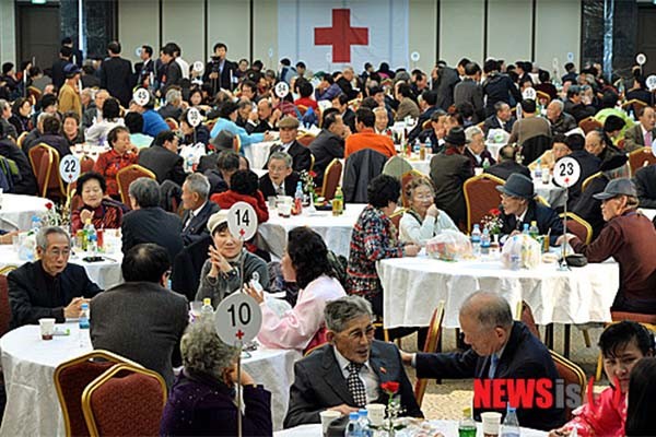 ▲ 20일 이산가족 상봉행사에 참석할 상봉단이 강원도 속초로 향했다. 사진은 2014년 2월 금강산 이산가족 상봉행사 당시 모습. ⓒ뉴시스. 무단전재 및 재배포 금지.