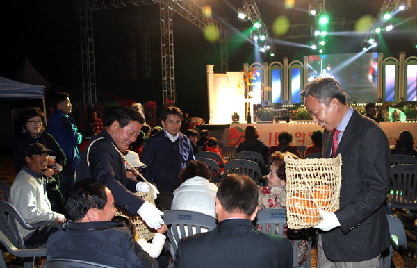 ▲ 윤상기 군수가 대봉감 축제에서 관광객들에게 대봉감을 직접 나눠주고 있다 하동군 ⓒ뉴데일리