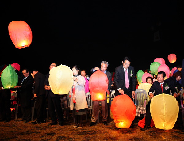 ▲ 윤상기 군수가 대봉감 축제에서 관광객들에게 대봉감을 직접 나눠주고 있다 하동군 ⓒ뉴데일리