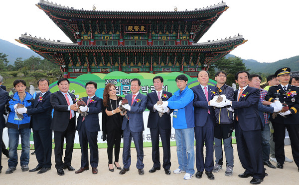 ▲ 홍준표 경남도지사, 허기도 산청군수와 관계자들이 박람회 성공을 기리며 꿩을 방사하고 있다