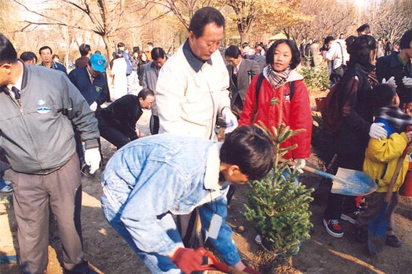 ▲ 서울 시장 재직 시절 '생명의 나무 천만그루 심기' 행사에 참석한 고 건 前총리. ⓒ뉴데일리 DB