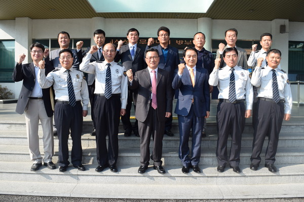 ▲ 경남청 이상정 1부장, 정재화 서장과 과장들이 당당한 경찰의 의지를 다지고 있다 ⓒ뉴데일리