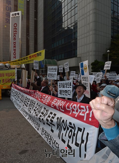 ▲ 대한민국어버이연합과 탈북어버이연합 회원들은, 2007년 문재인 대표가 노무현 전 대통령 비서실장 재임 당시, 교과서 국정화에 긍정적 입장을 밝힌 사실이 있다고 주장하면서, 문재인 대표의 이중적 행태를 비판했다. ⓒ 뉴데일리 정상윤 기자