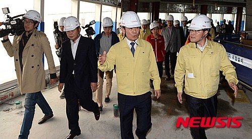 ▲ 박인용 국민안전처 장관이 19일 오후 서울 송파구 잠실 제2롯데월드타워를 방문해 관계자들과 함께 안전 현장 점검을 하고 있다. ⓒ뉴시스