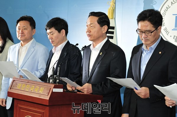 ▲ 새정치민주연합 혁신위원회가 19일 국회에서 당 소속 의원들의 오픈프라이머리 당론 채택 시도를 비난하는 마무리 기자회견을 갖고 공식 해단을 선언했다(자료사진). ⓒ뉴데일리 이종현 기자