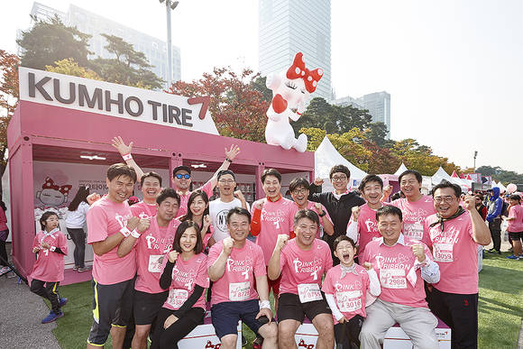 ▲ 지난 18일 여의도공원에서 진행된 핑크리본 사랑마라톤에서 금호타이어 임직원 및 가족 단체 사진을 찍고 있다.ⓒ금호타이어