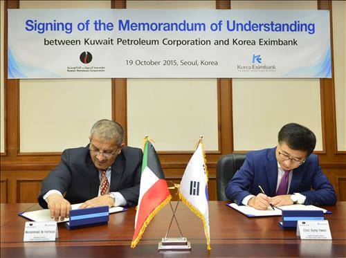 ▲ 19일 수출입은행 여의도 본점에서 최성환 수은 선임부행장(사진 오른쪽)과 모하마드 알 파후드 쿠웨이트 국영석유공사(KPC) CFO가 업무협약서에 서명하고 있다. ⓒ 한국수출입은행 제공