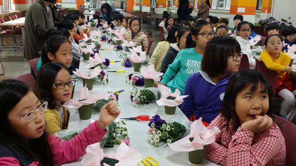 ▲ 농림축산식품부와 aT 화훼공판장이 실시한 미래 소비자 어린이꽃 체험교육에서 플로리스 설명에 따라 꽃다발을 만들고 있는 모습.ⓒaT