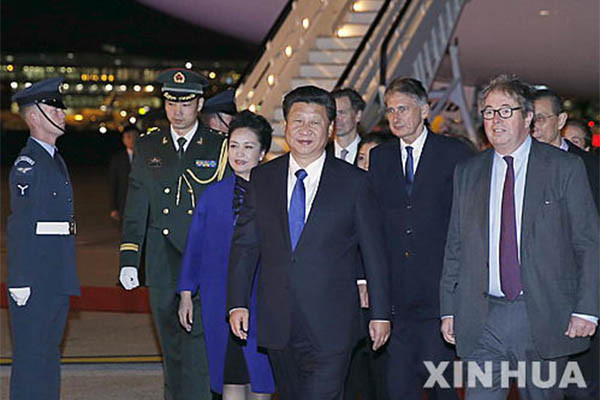 ▲ 지난 19일(현지시간) 영국 런던에 도착한 시진핑 中공산당 총서기 내외와 이들을 환대하는 영국 정부 관계자들. ⓒ뉴시스-신화사. 무단전재 및 재배포 금지.