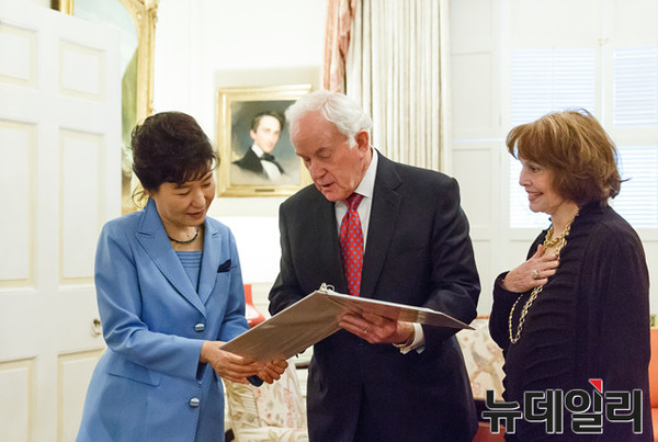 ▲ 박근혜 대통령이 방미 기간중 로이드 넬슨 핸드 전 미국 대통령 의전장으로부터 한미동맹의 역사가 담긴 50년 전 선친의 사진첩을 선물받고 있다. ⓒ청와대 제공