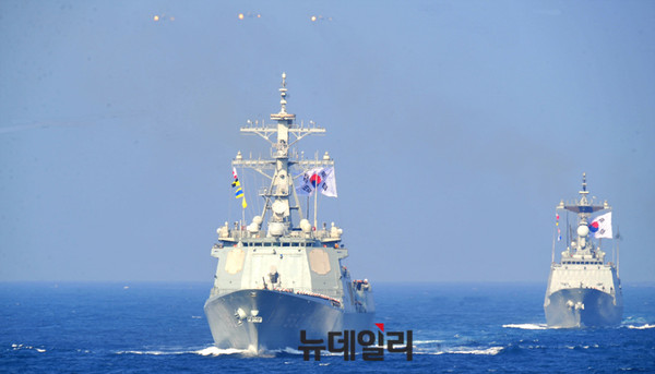 ▲ 해상 기동 사열중인 해군 함정과 P-3 해상 초계기 ⓒ뉴데일리 오세진 사진기자