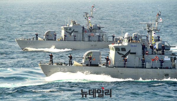 ▲ 해양기동 사열중인 PKG참수리급 고속정  ⓒ뉴데일리 오세진 사진기자