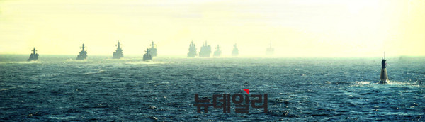 ▲ 해양기동 사열중을 마치고 귀항 중인 함정과 잠수함  ⓒ뉴데일리 오세진 사진기자