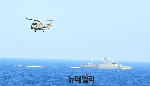 ▲ 잠수함 탐지에 나선 해군 링스 대잠헬기 ⓒ뉴데일리 오세진 사진기자