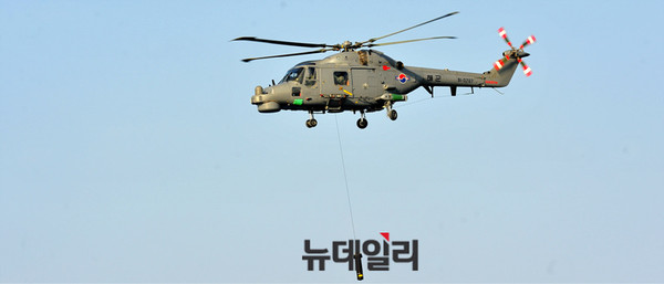 ▲ 잠수함 탐지에 나선 해군 링스 대잠헬기 ⓒ뉴데일리 오세진 사진기자
