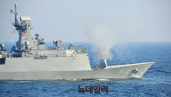 ▲ 함포사격중인 FFG 인천급 전북함 ⓒ뉴데일리 오세진 사진기자